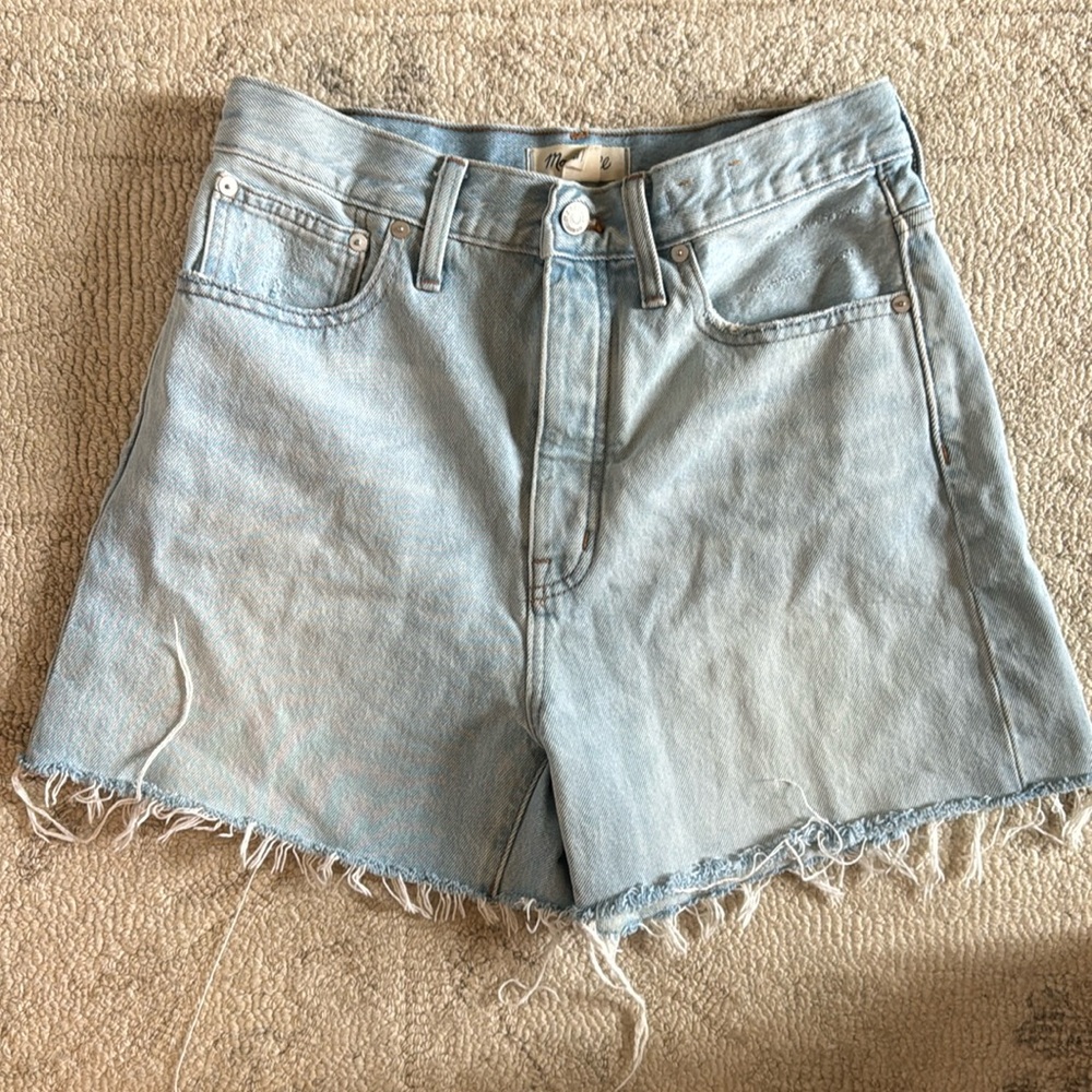Madewell The Momjean lightwash denim shorts - size 27